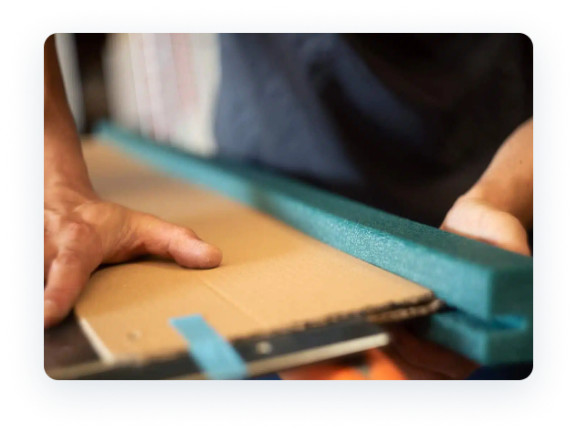 Contrôle qualité et ébavurage manuel d’un panneau composite dans l’atelier myCover’Up