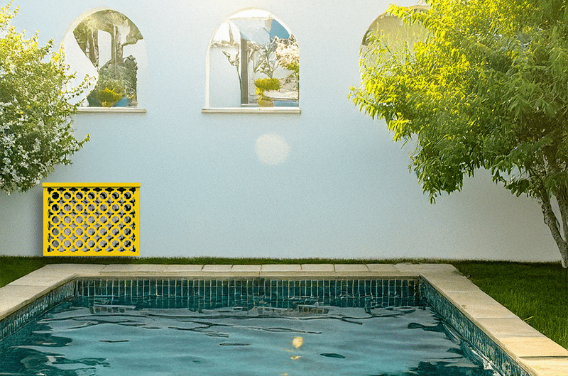 Comment cacher une pompe à chaleur de piscine sans poolhouse ?