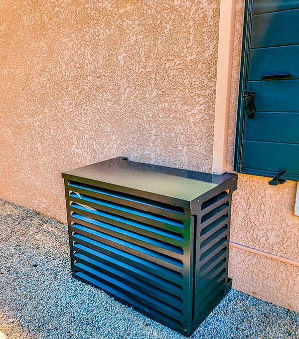 Detail du cache clim installe devant la facade